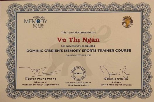 Chứng chỉ Nhà đào tạo siêu trí nhớ Dominic O'Brien - chứng nhận bởi The World Memory Sports Council.