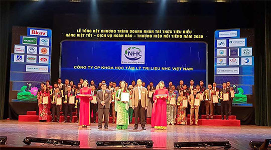 Chuyên gia tâm lý Bùi Thị Hải Yến – Giám đốc Trung tâm nhận giải “Top 20 thương hiệu nổi triếng Việt Nam năm 2020