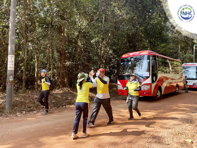  Các thành viên cùng nhau chạy về đích.