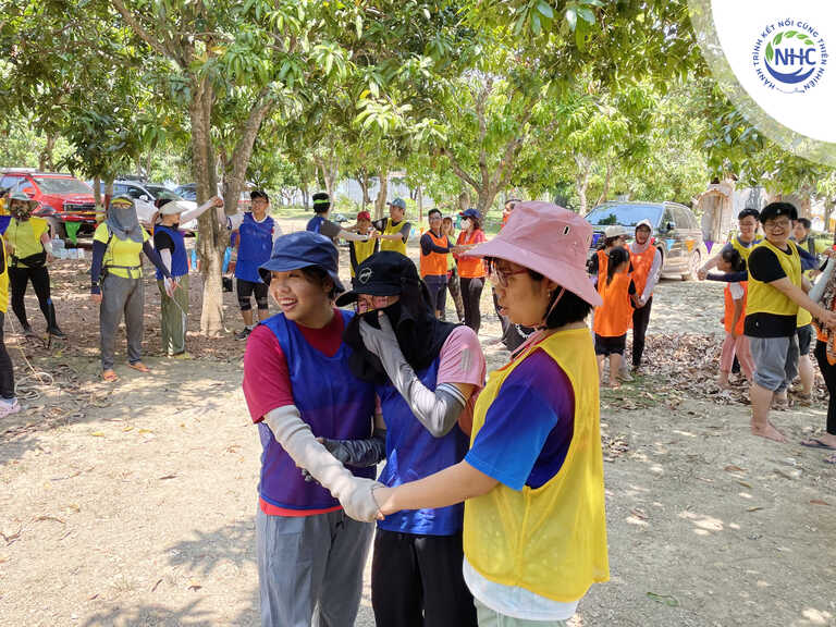 Các thành viên trong đoàn cùng nhau chơi trò chơi "Chim sổ lồng".