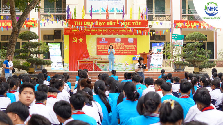 Tổng Giám đốc Công ty cổ phần Khoa học Tâm lý trị liệu NHC Việt Nam - Chuyên gia Tâm lý trị liệu Bùi Thị Hải Yến chia sẻ tại THCS Tam Thuấn