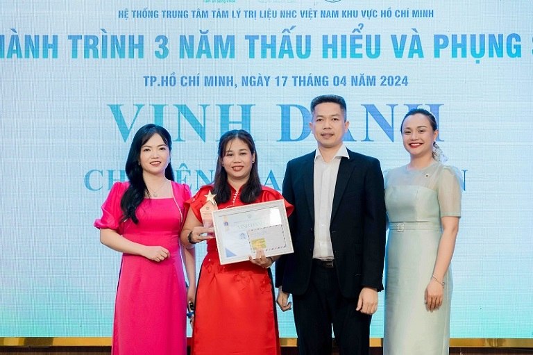 Vinh danh Chuyên gia Cống hiến 1 năm chi nhánh Hoàng Hoa Thám: Chuyên gia Tâm lý trị liệu Nguyễn Thị Sơn Ca.