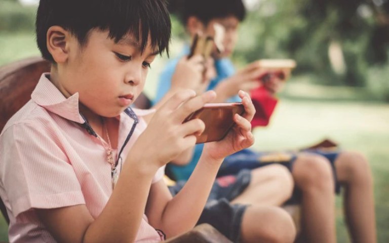 ảnh hưởng của điện thoại đến sức khỏe của trẻ nhỏ